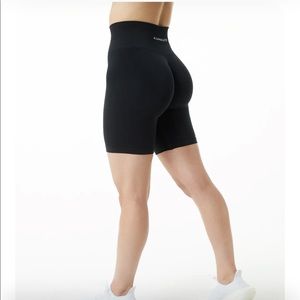 ALPHALETE amplify biker short 7.5”